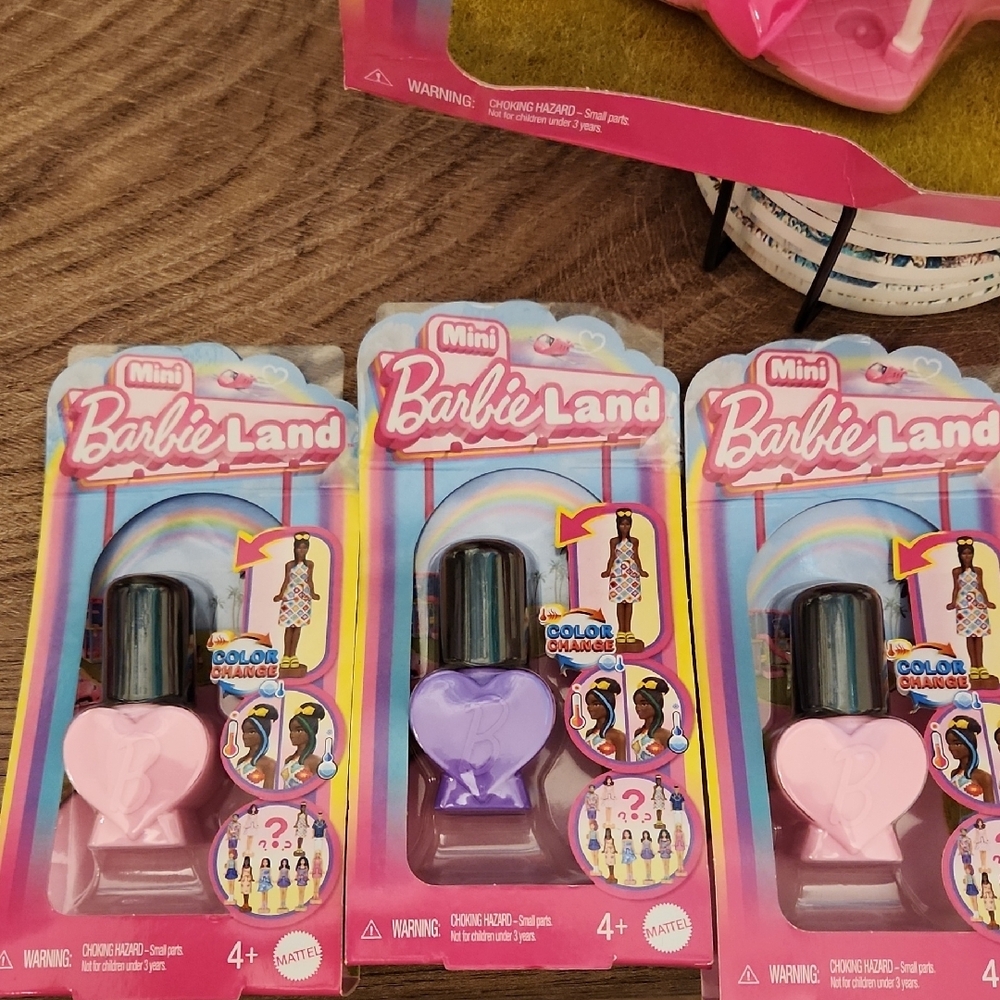 Barbie Mini Playset with Pink and Blue Accessories - Picture 7 of 10